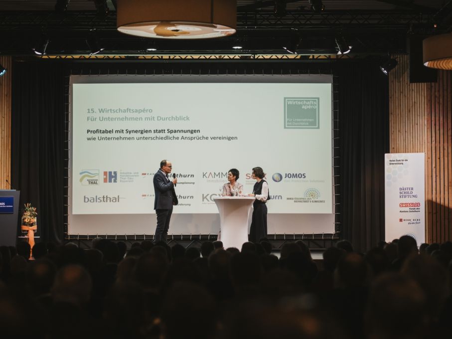 Eröffnung des 15. Thaler Wirtschaftsapéros: Dominique Becht, Sandra Kolly und Anita Panzer im  Gespräch. Foto: Noemi Tirro