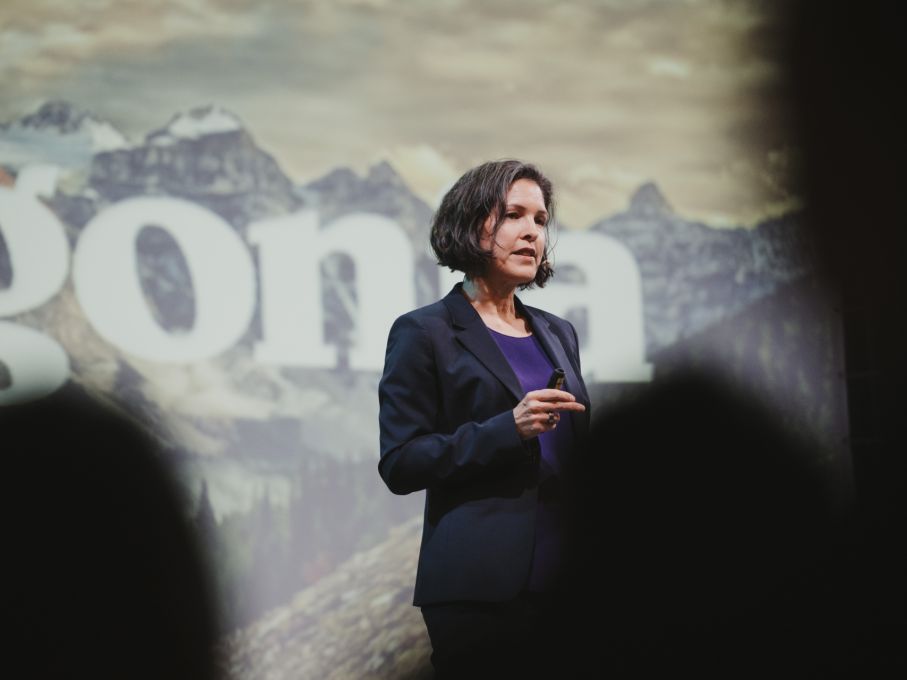 Anja Wyden Guelpa mit dem Vortrag über Unternehmensidentität als strategischen Kompass. Foto: Noemi Tirro