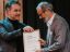 CEO WWF Schweiz, Thomas Vellacott (links), überreicht den Förderpreis für Nachhaltigkeit und Klimaschutz an die Grensol Group. Foto: Noemi Tirro