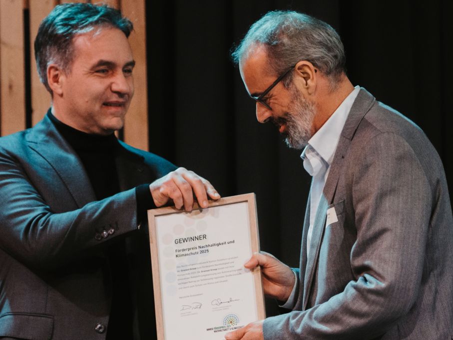 CEO WWF Schweiz, Thomas Vellacott (links), überreicht den Förderpreis für Nachhaltigkeit und Klimaschutz an die Grensol Group. Foto: Noemi Tirro