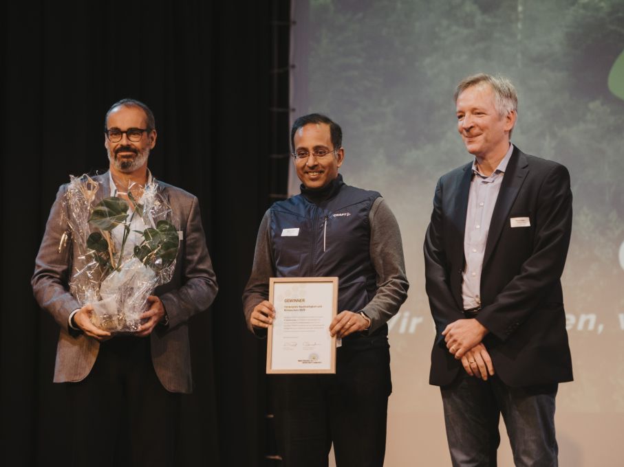 Der Förderpreis «Nachhaltigkeit & Klimaschutz 2025» geht an die Grensol Group (Marc Ocskay, CFO; Rajiv Singhal, CEO; Dr. Marco Ziegler, CTO). Foto: Noemi Tirro